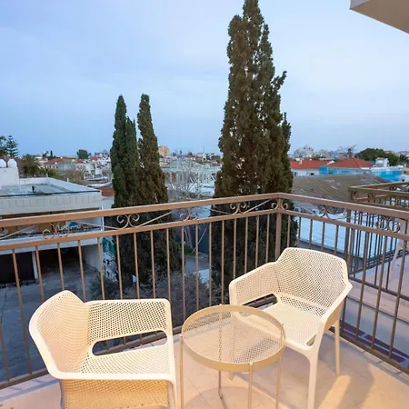 Crown Hall Apartment *