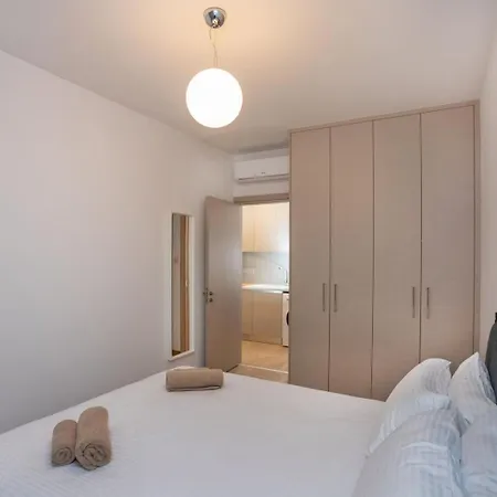 Crown Hall Apartment *