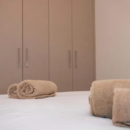 Crown Hall Apartment *