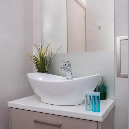 Crown Hall Apartment *