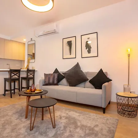 Crown Hall Apartment *