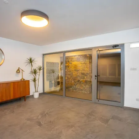 Crown Hall Daire Limasol