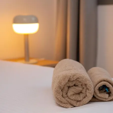 Crown Hall Апартаменты