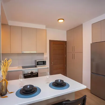 Crown Hall Apartment *