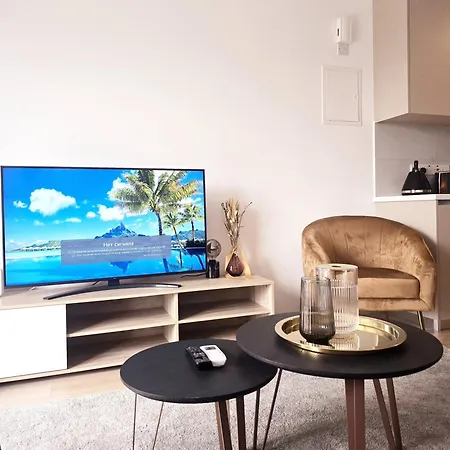 Crown Hall Лимасол