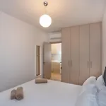 Crown Hall Apartament *