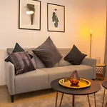 Crown Hall Apartament *