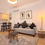 Crown Hall Apartament *
