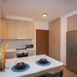 Crown Hall Apartament *